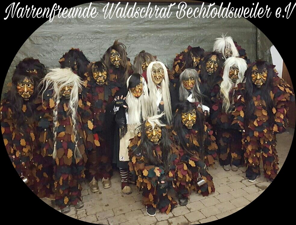 Gruppenbild der Narrenfreunde Waldschrat Bechtoldsweiler mit Waldschraten und Hexen